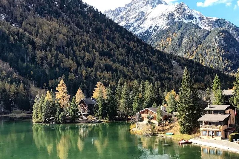 Lake-view Chalet with jacuzzi, sauna, many terraces & garden