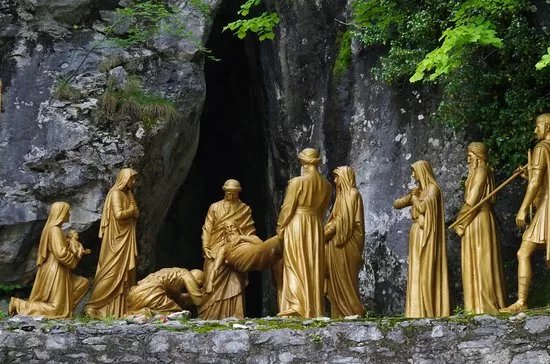 Le Via Crucis/ Way of the Cross/ Chemin de Croix