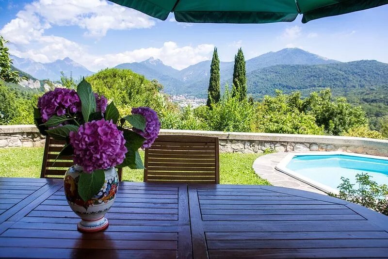 J & J House Como Bellagio Holiday House with Pool in the center of the Larian