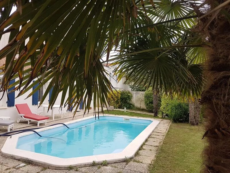 Property Equipped With a Heated Pool and a Garden of 400m²