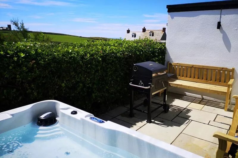 TREVENA LODGE, pet friendly, with hot tub in Tintagel