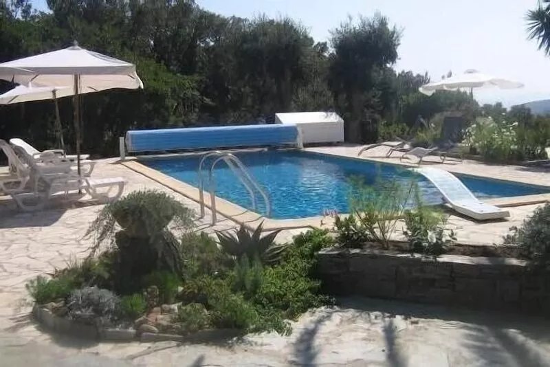 Studio in provencal house with swimming pool very quiet secure house