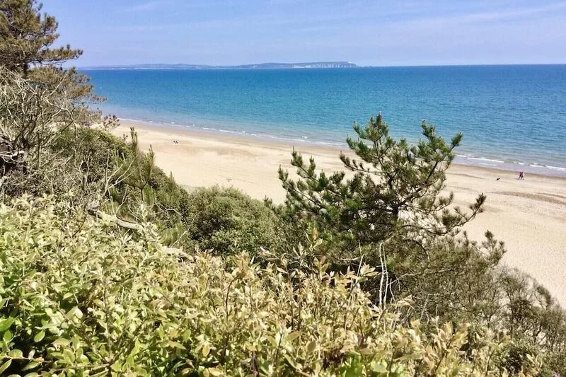 4 bedroom, 3 bath, walk to the beach, golf, shops, pubs. New Forest 3 miles.