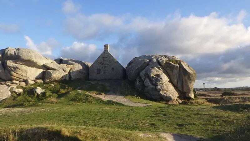 GITE in exposed stones at 1km5 sea