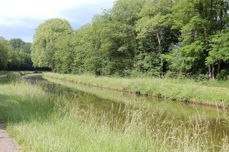Beautiful, quiet, Burgundy village location close to local amenities.