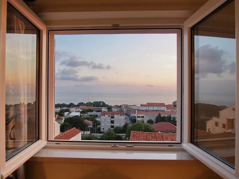Amazing view, safe and quiet location. Modern, suitable for any traveller