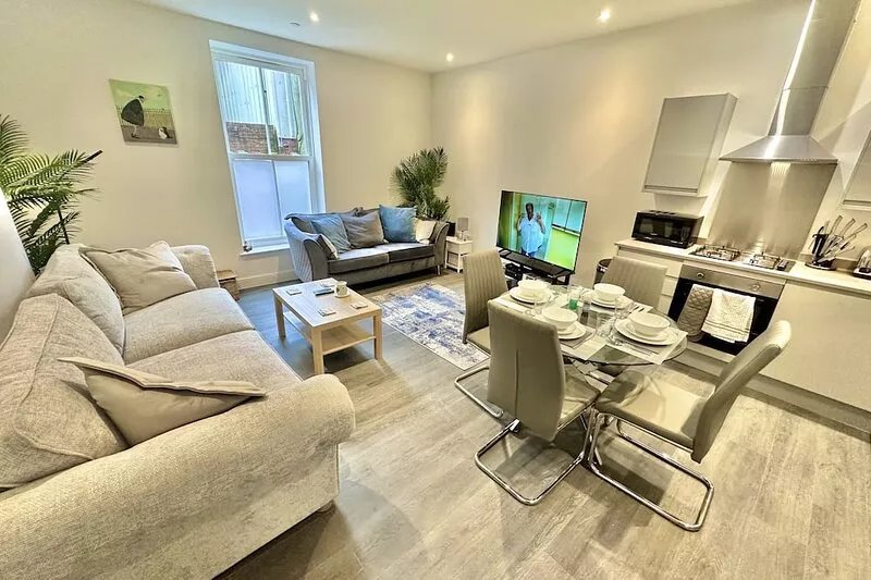 Contemporary Charm by the Quay with Garden