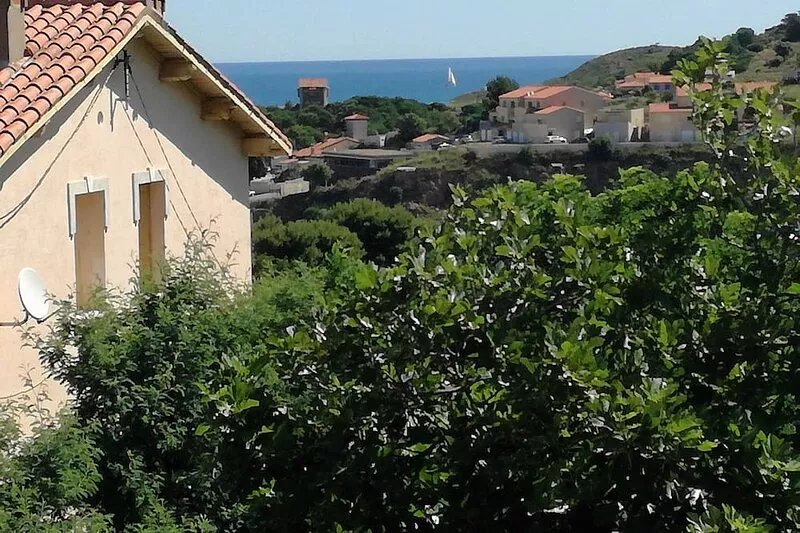 T2, sea view and parking.
