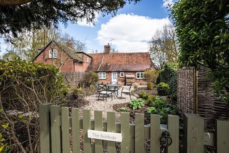 The Bolthole | Oxfordshire Holiday Let | 2 Beds & Sleeps 3
