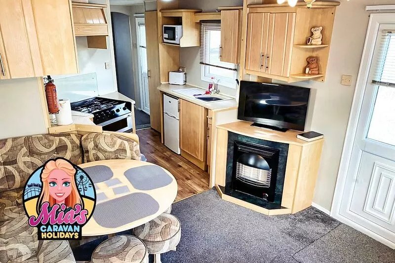 The Arizona Delux Caravan: 8-Berth Family Getaway in Skegness with Home Comforts