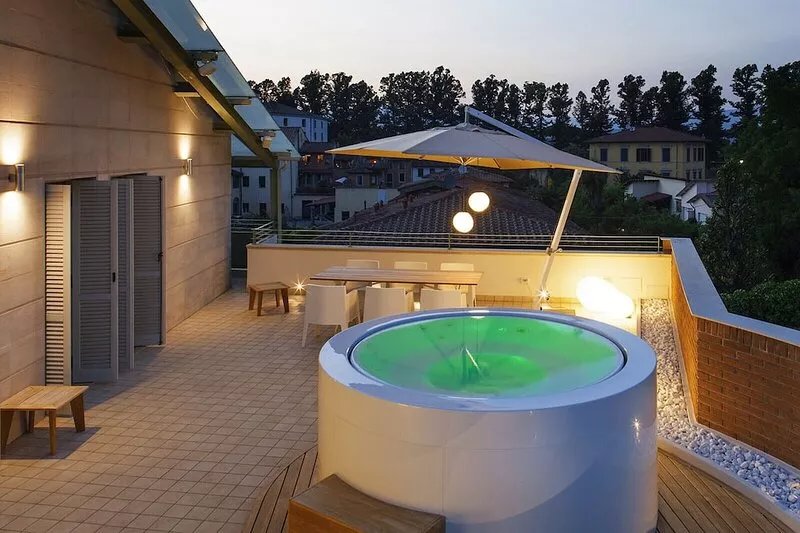 Canticle Lucca Luxury Apartment with Elevator, Terrace, Parking and Jacuzzi