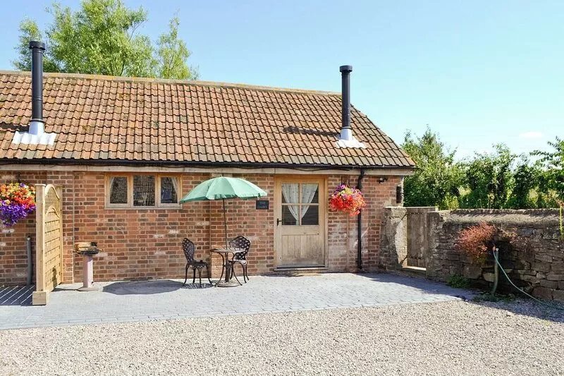 This detached barn conversion is ideally situated to explore many wonderful