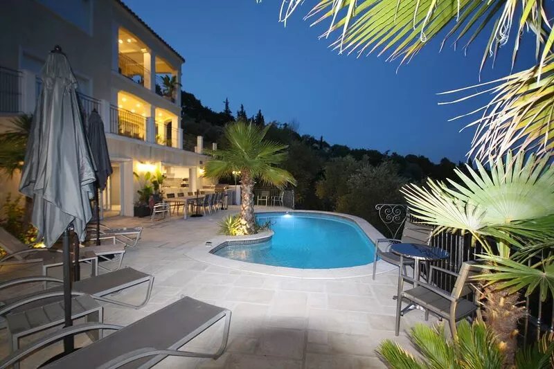 Beautiful villa, recent comfortable well equipped, with swimming pool, air