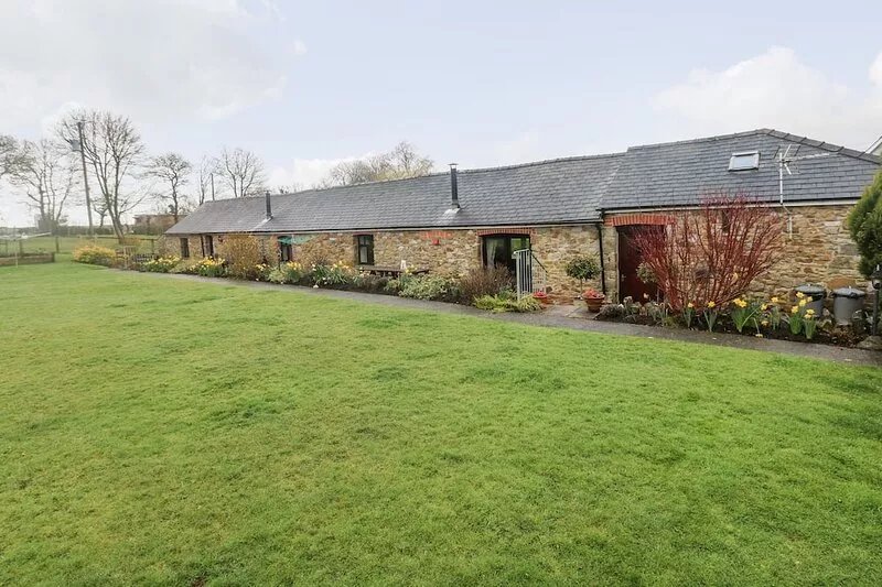 THE BARN AT HARROLDS FARM, pet friendly, with open fire in Kilgetty