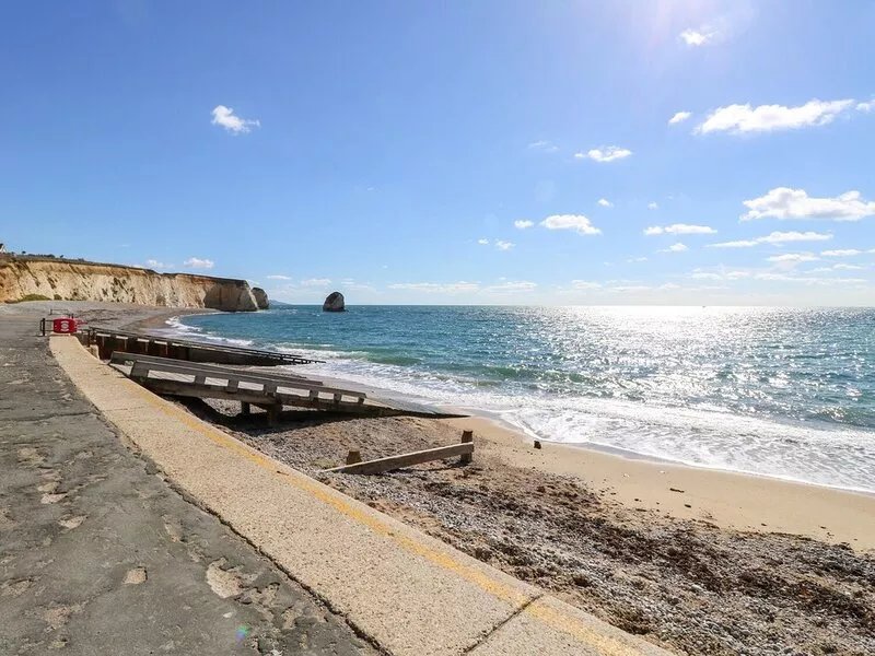 AVALON, family friendly, with a garden in Freshwater