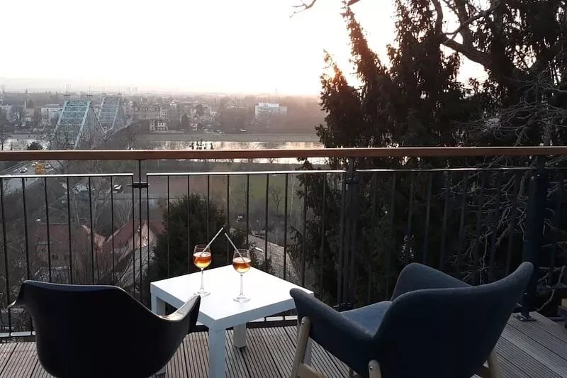 Spacious apartment overlooking the river Elbe