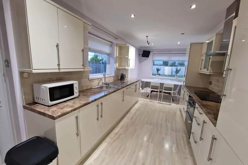 Pet friendly 4 bedroom with secure garden. Close to New Forest Park and beach