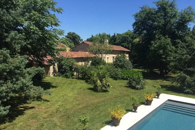 Family house, heated swimming pool and private tennis court, countryside