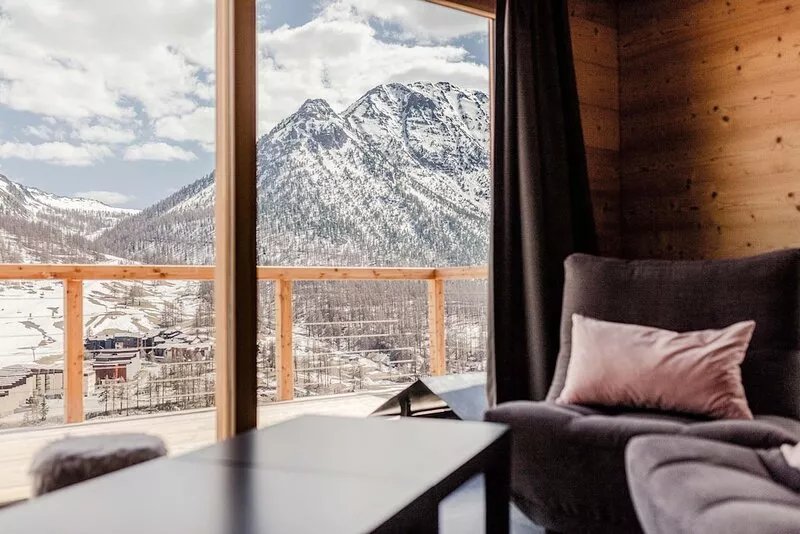 Chalet Cerf Blanc - 6 bedrooms - ideal 10 to 16 people - skilockers on slopes