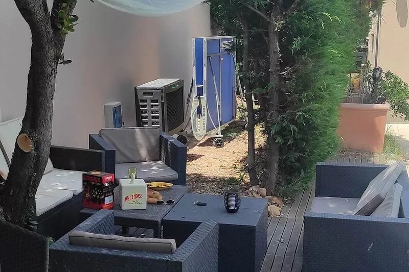 VILLA WITH POOL (10 minutes from Avignon: 15 minutes from Pont-du-Gard!)