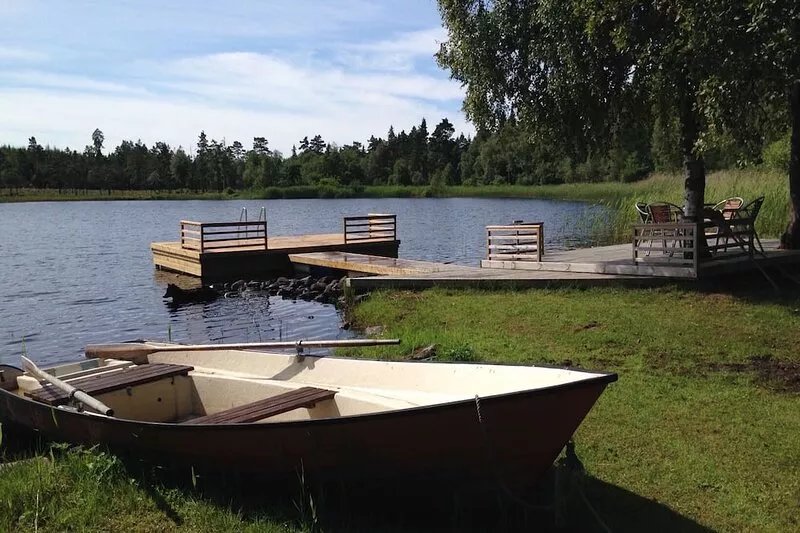 Holidays at the lake in southern Sweden with a boat