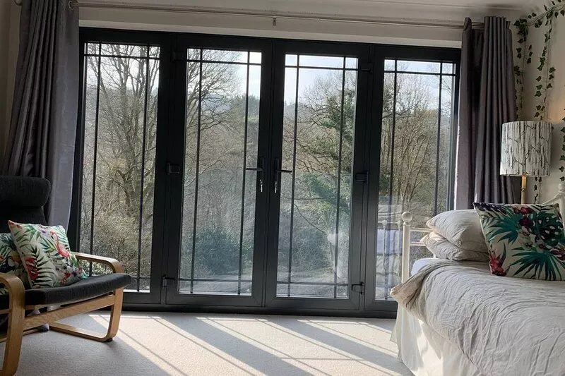 Spacious Surrey Hills Retreat. Sleeps 8-10.