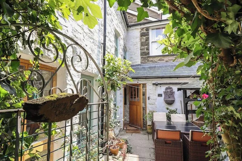 TYN Y COED COTTAGE, pet friendly, with open fire in Barmouth