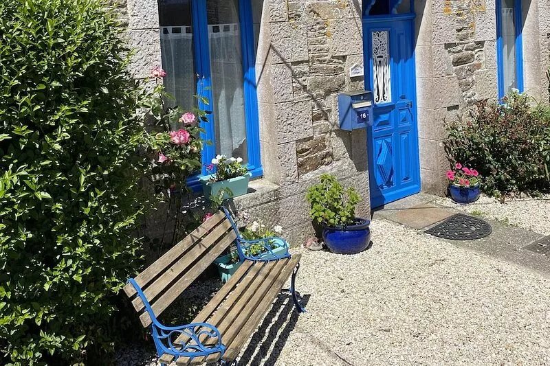 Country house in the heart of Brittany, calm, restful, large private garden.