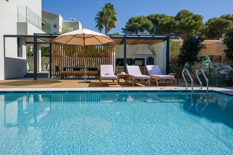 Breezy 4 bedroom Villa with large garden, very close to Chania!