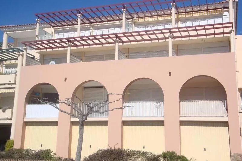 T2 Les Collines near town center and beach