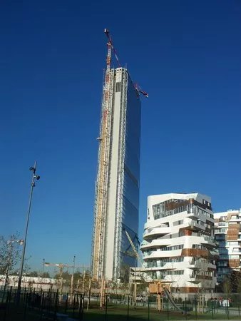 Torre Isozaki - The Straight One