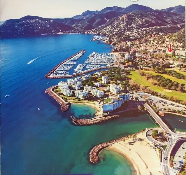 Residential flat in walking distance (5 minutes) from the beaches, the village