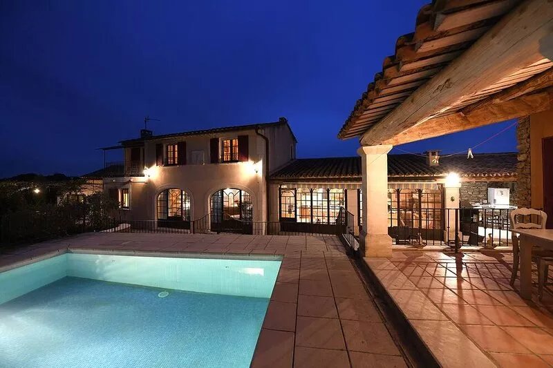 Bastide near (Gordes) Isles sur sorgues- Fontaine de Vau 4 to 10 people.