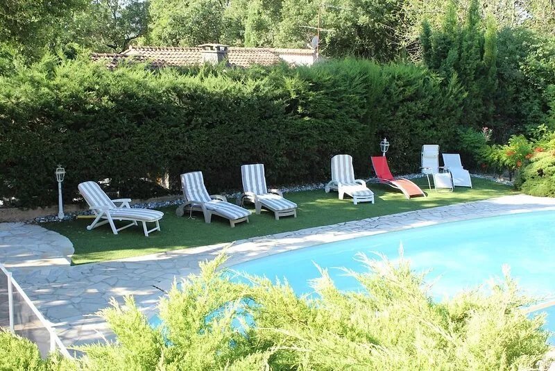 Provencal farmhouse / 1 large house + a small house with secure pool and garden