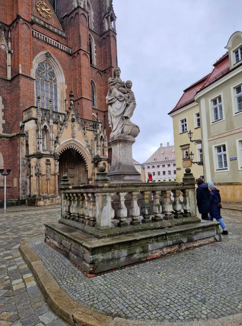Statue Of Virgin Mary With Child