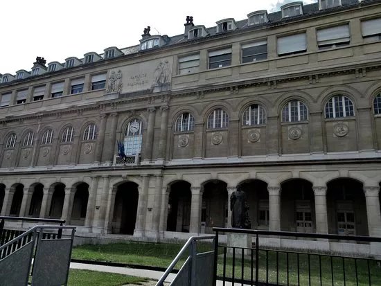 La statue de Louis Nicolas Vauquelin