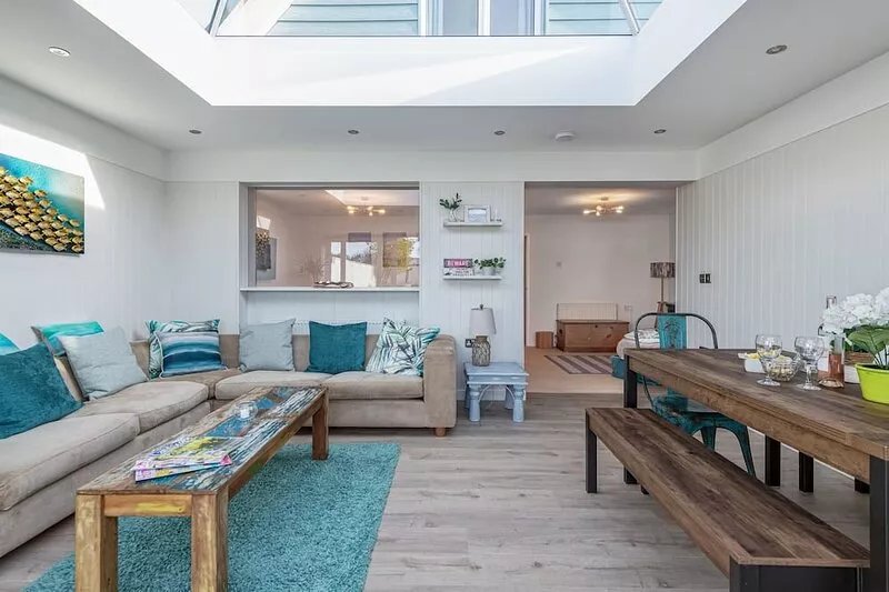 Superb family getaway, sleeps 8, pet friendly, south facing garden near beaches