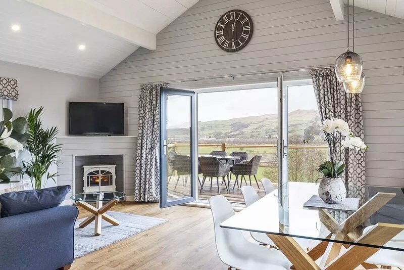 Luxury Woodside Lodge 2 with hot tubs
