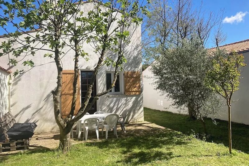 Family house with garden, 400m from the beach