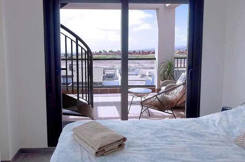Penthouse Appartement mit 2 Schlafzimmern, Balkon, Dachterrasse und Meerblick