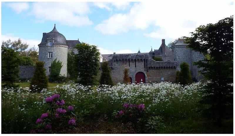 Relaxing holiday in the castle with its own park and lake landscape