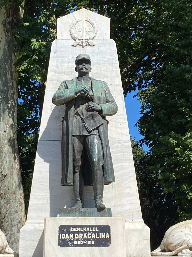 Statue of General Ioan Dragalina