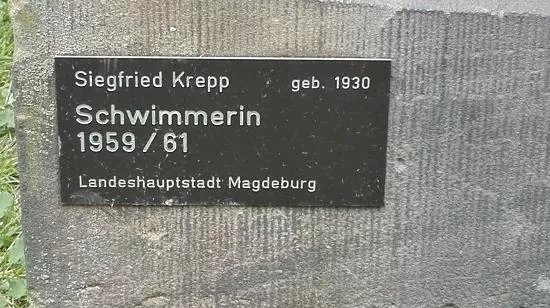 Skulptur "Sitzende Schwimmerin"