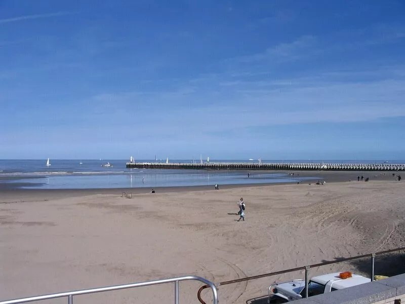 Nieuwpoort-Bad: Family friendly apartment with garage. 50 m from the sea.