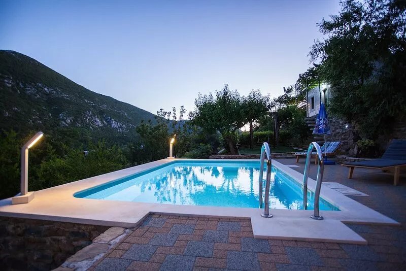 Villa Eagle, isolated piece of your own paradise, heated pool, badminton court