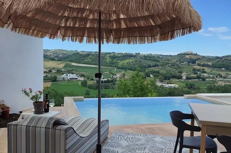 Luxury home, private pool and large home theater. Amazing views day and night!