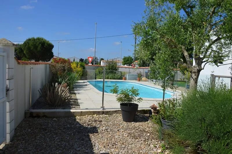 Spacious house 8 people, swimming pool, 10 MN La Rochelle