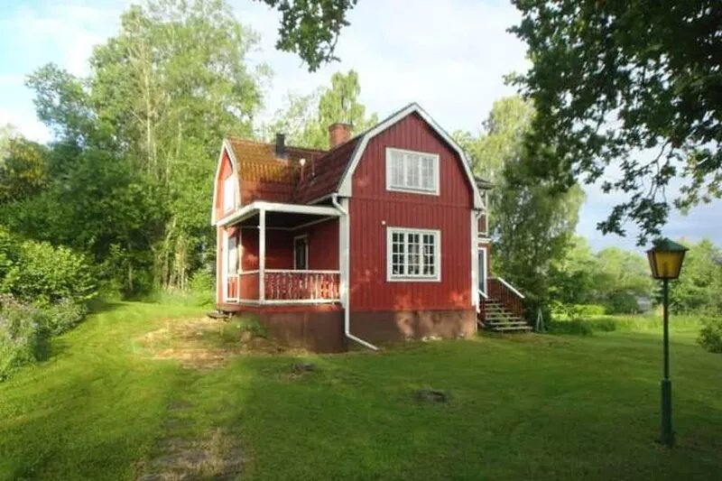 Lakefront cottage with private dock, boat, sauna and large garden with barbecue