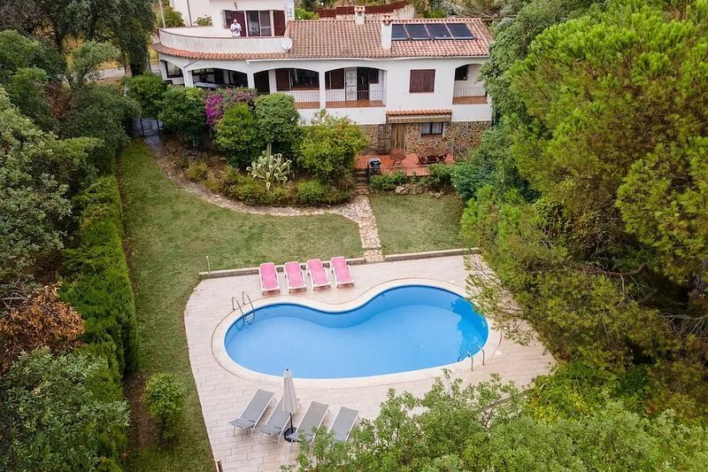 Superb villa with fantastic  private garden (600M2) & heated pool + WIFI