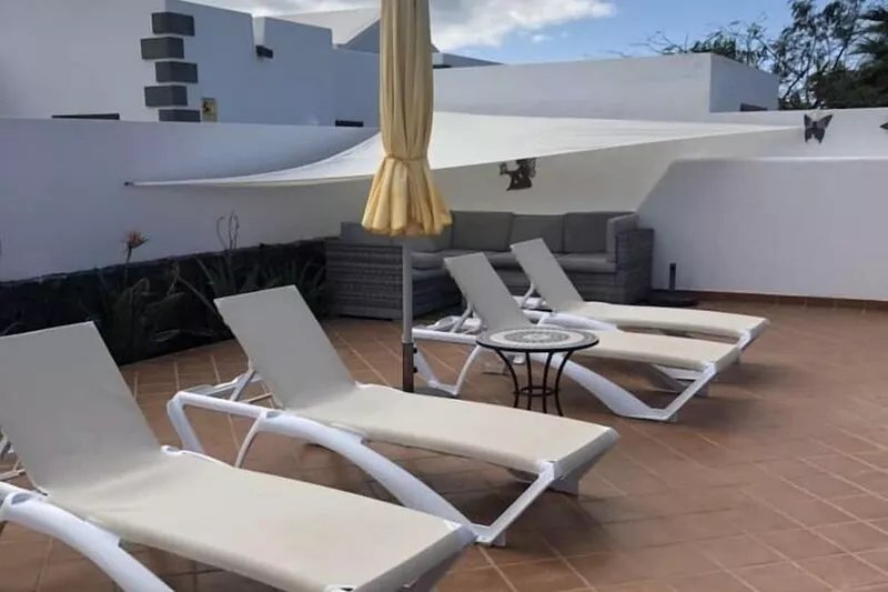 Villa Cara: Beautiful modern villa with gated heated pool & air con.